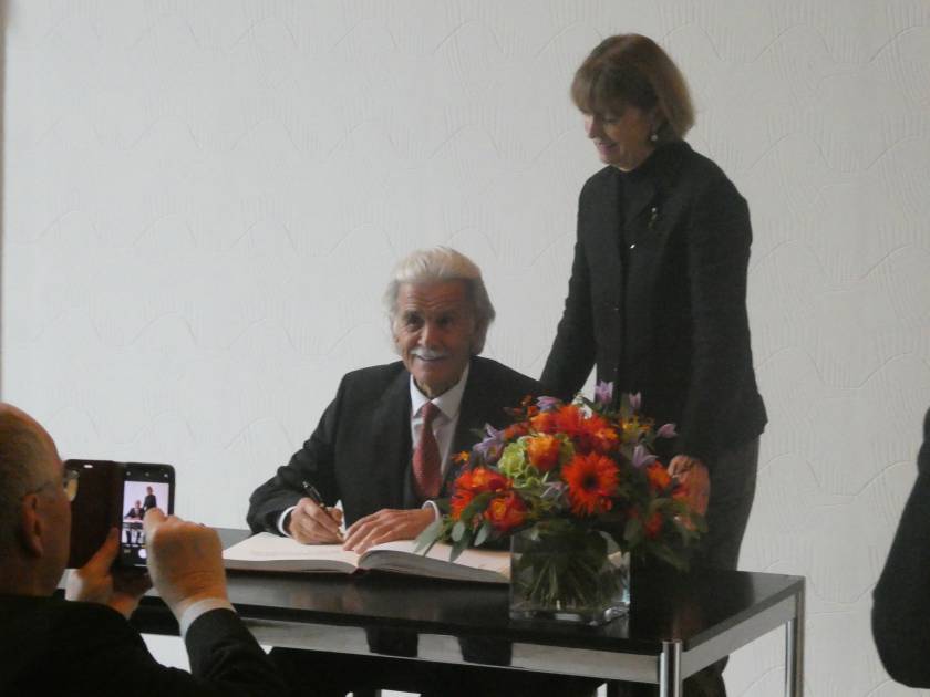 Oktober 2025: Eine weitere Ehre für den langjährigen Vorsitzenden des Fördervereins Romanische Kirchen, Helmut Haumann, die Eintragung in das Buch der Stadt Köln.